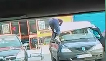 Cum să prinzi salteaua pe Logan şi apoi să intri pe... geam! Râzi cu lacrimi